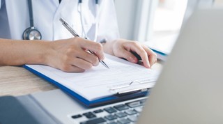 Naiwny jak prokuratura. O braku śledztwa w sprawie fałszowania dokumentacji medycznej