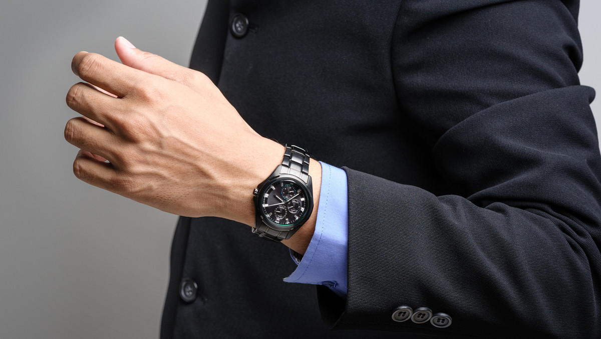 Te zegarki łączą w sobie klasykę i nowoczesność. Z wyglądu niczym nie różnią się od tradycyjnych modeli na pasku lub bransolecie, jednak ich możliwości wykraczają znacznie poza samo odmierzanie czasu. Smartwatche w skórze klasycznych zegarków podbijają rynek.