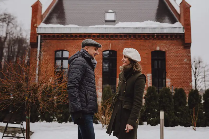 Filip i Anna przed starą wartownią