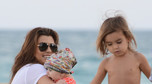 Kourtney Kardashian z rodziną na plaży/fot. East News