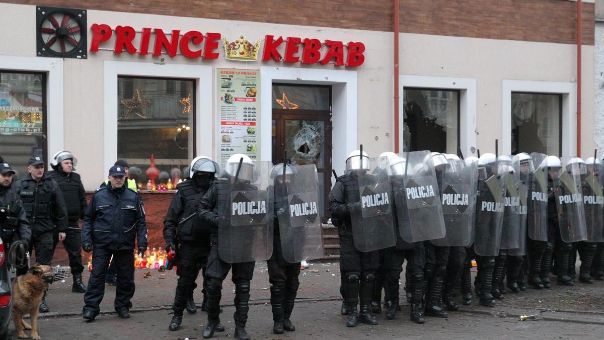 Ełk policjanci przed barem Kebab Prince
