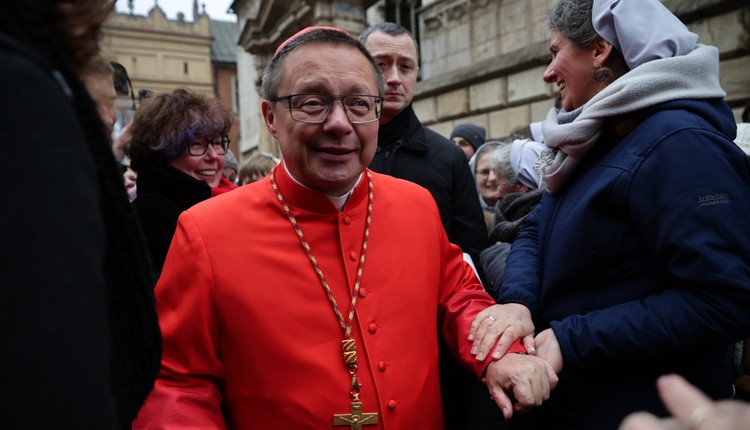 Reklamy z kardynałem Grzegorzem Rysiem. Krakowska kuria wydała oświadczenie