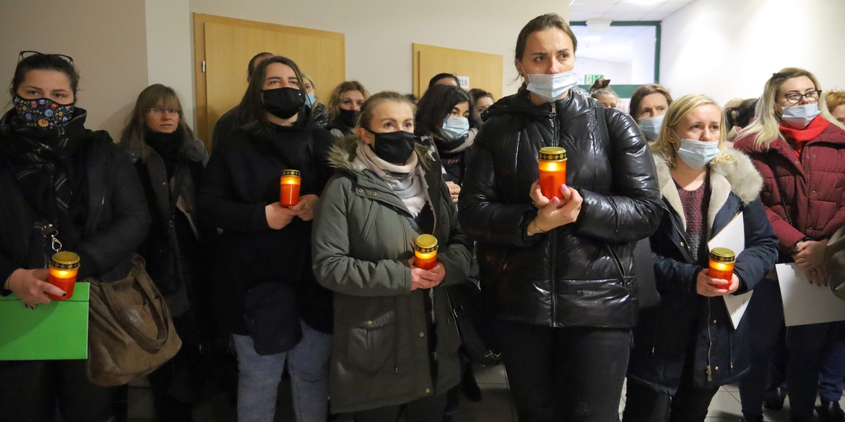 Pracownicy socjalni podczas protestu w siedzibie MOPS w Łodzi