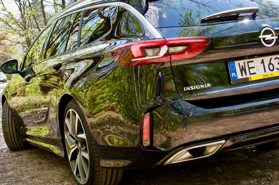 Opel Insignia GSI. Chromowana listwa ciągnąca się od słupka A do tylnych reflektorów