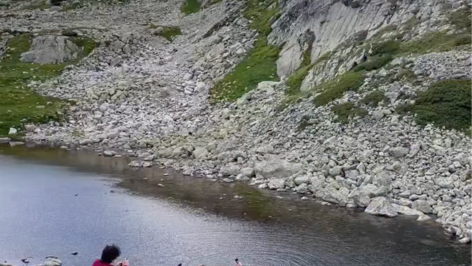 Internetom koluje ďalšie video ľudí, ktorí sa okúpali v tatranskom plese. 