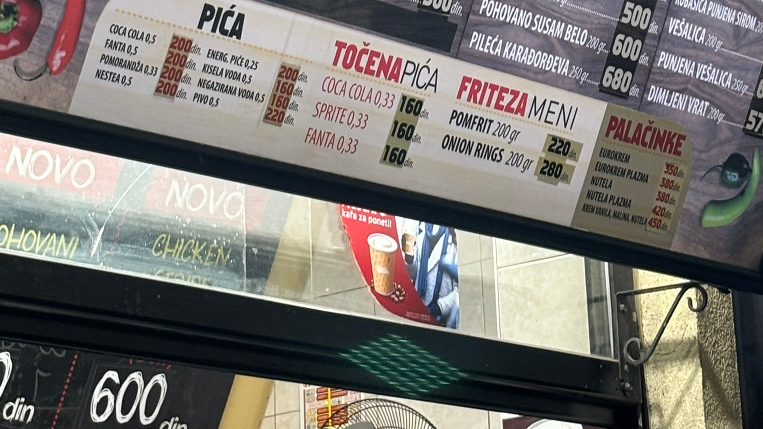 Štvorica kamarátov zo Slovenska si v Belehrade zašla na tradičnú pljeskavicu. 