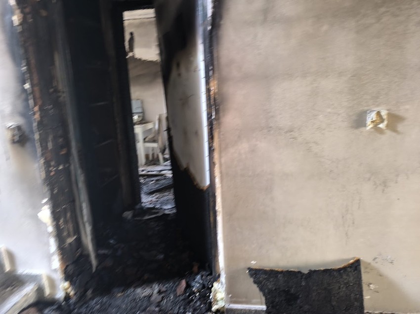 Ulaz u stan koji je izgoreo u zgradi u Surčinu.