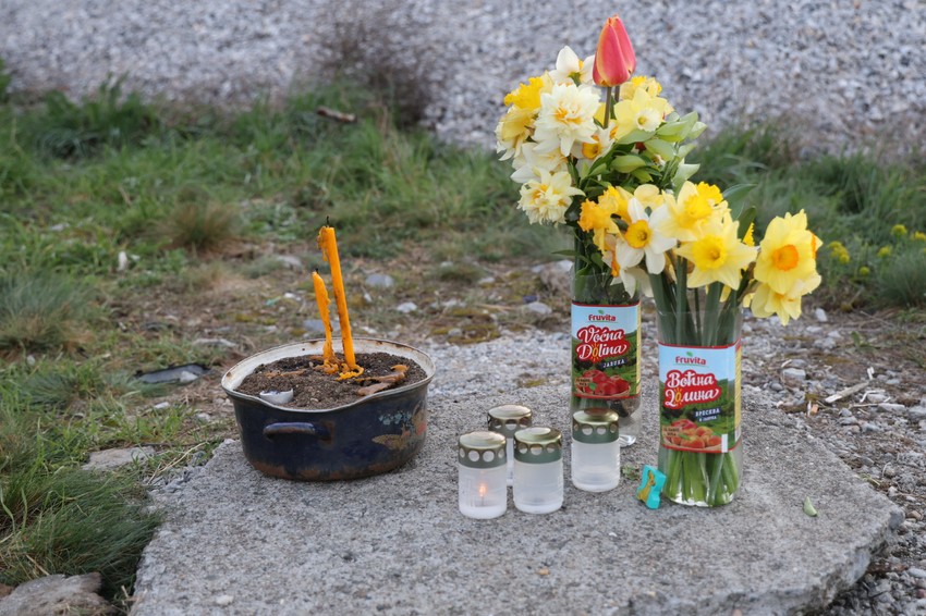 Zapaljene sveće na mestu gde je Danka Ilić nestala