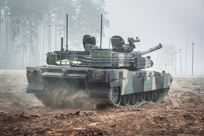 Czołgi K2 trafiają do brygad w 16. Dywizji Zmechanizowanej. Polska zamówiła dotychczas 180 wozów tego typu. Potrzeby wynoszą przynajmniej ok. 1000 sztuk.