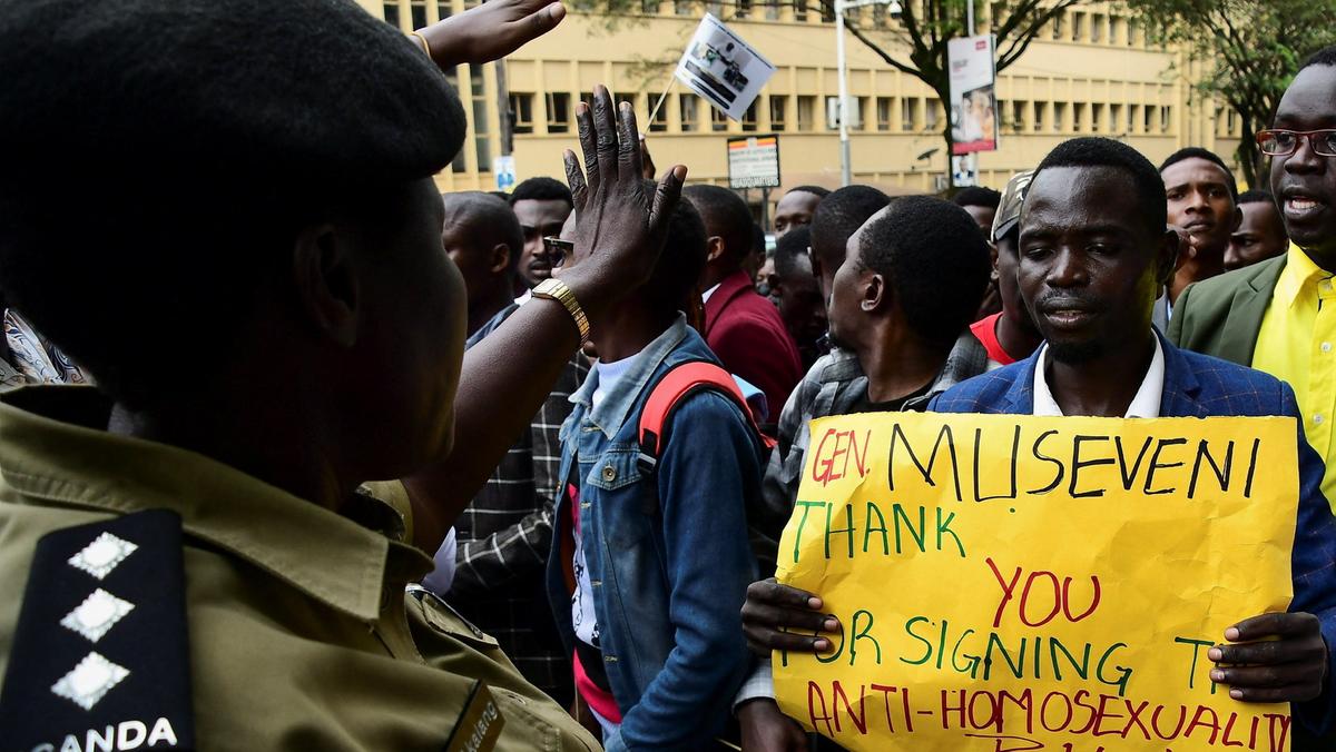 Młodzież podczas pokojowej demonstracji w podziękowaniu prezydentowi Yoweriemu Museveniemu za podpisanie ustawy antyhomoseksualnej, Kampala, 31 maja 2023 r.