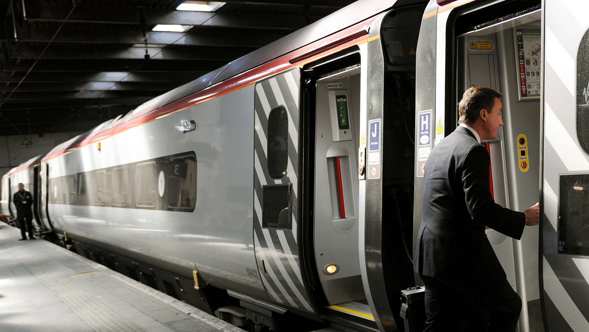 Setki nowych wagonów dla brytyjskich kolei mają zostać zakupione, by rozładować tłok jaki panuje na najbardziej obleganych trasach w kraju. To jedno z pierwszych konkretnych działań nowej koalicji - informuje w internetowym wydaniu "Daily Telegraph".