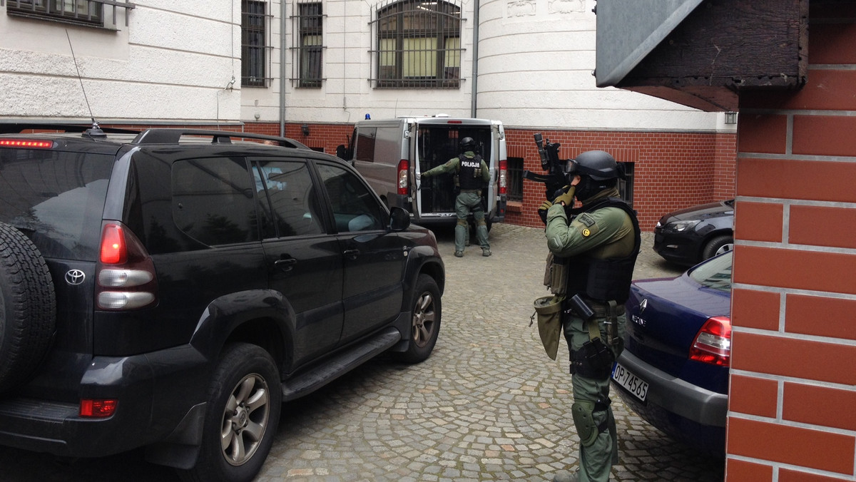 Cztery tygodnie to za mało, by stwierdzić, czy 22-letni Paweł R. podejrzany o podłożenie bomby we wrocławskim autobusie jest poczytalny czy też nie. Biegli potrzebują więcej czasu. Właśnie zapadła decyzja, że mężczyzna spędzi na obserwacji psychiatrycznej dodatkowe cztery tygodnie.