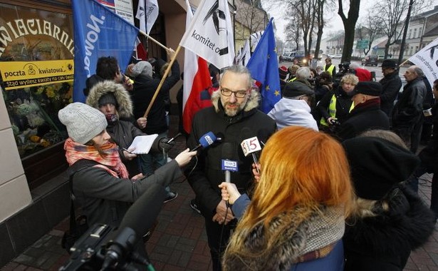 "Wolne sądy i poglądy". Pikieta KOD przed biurami parlamentarzystów PiS w Suwałkach