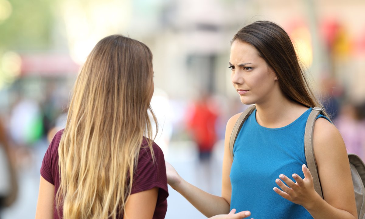 Ktoś cię słownie atakuje? Zastosuj tę technikę. gwałtownie da ci spokój