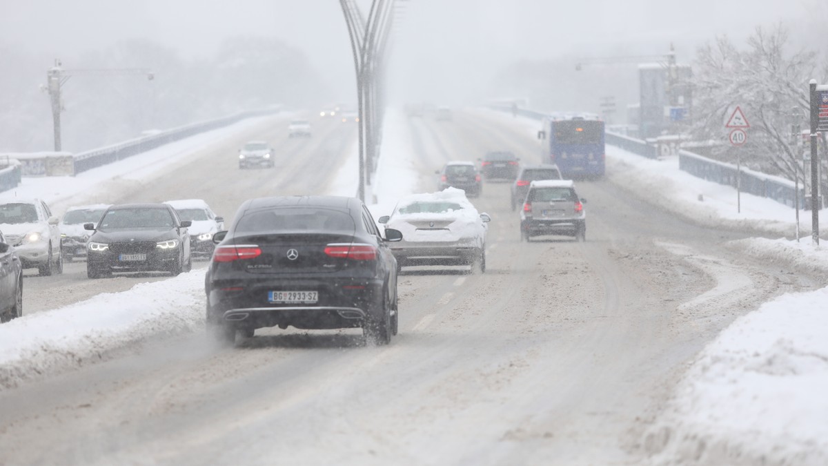 Sneg i led na putu zahtevaju opreznu vožnju