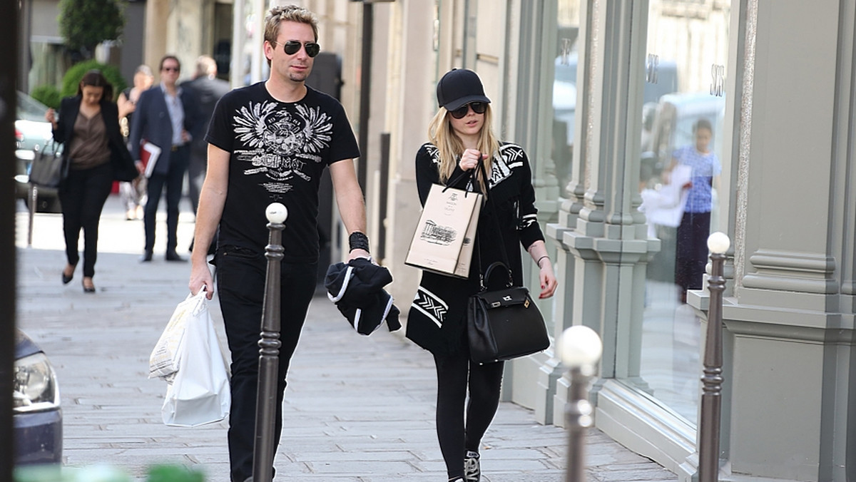 Avril Lavigne zaręczyła się z wokalistą Nickelback - Chadem Kroegerem.