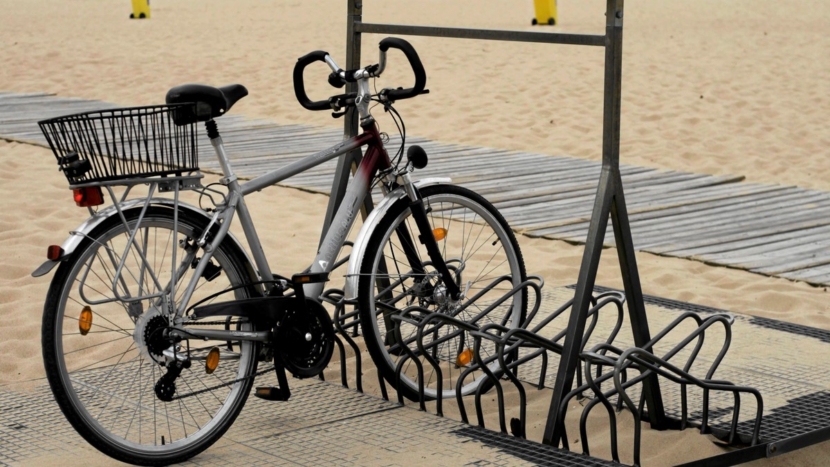 Gdańszczanie coraz częściej poruszają się na rowerach. Zachęca ich do tego nowa infrastruktura - ścieżki rowerowe znajdziemy w każdej dzielnicy miasta, a będzie ich jeszcze więcej. W ubiegłym roku Miasto Gdańsk zainwestowało w niezbędne stojaki rowerowe, które pojawiły się w "strategicznych" punktach miasta, m.in. przy stacjach SKM. Teraz czas na prywatnych przedsiębiorców. Prezydent Gdańska apeluje o budowanie parkingów rowerowych.