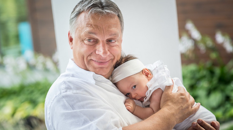 Először locsolta meg kis unokáját Orbán Viktor