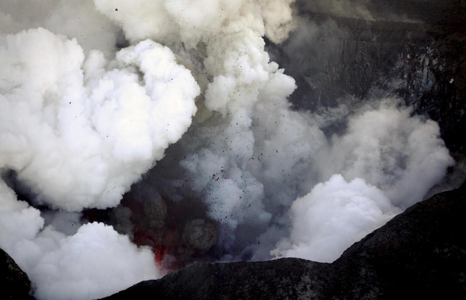 2010-04-19T185615Z_01_RCS11_RTRIDSP_3_VOLCANO.jpg