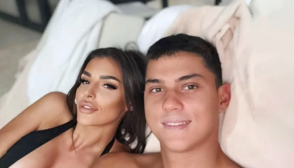 DA LI JE OVO ZA JAVNOST?! Ena i Peja podelili fotografiju iz SPA CENTRA, ON BEZ MAJICE, njoj samo što ne ispadnu grudi iz bikinija (FOTO)