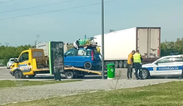 Zaustavljen neobičan auto panda prenatrpan stvarima