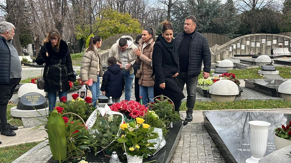 Mina Kostić na pomenu Džeju