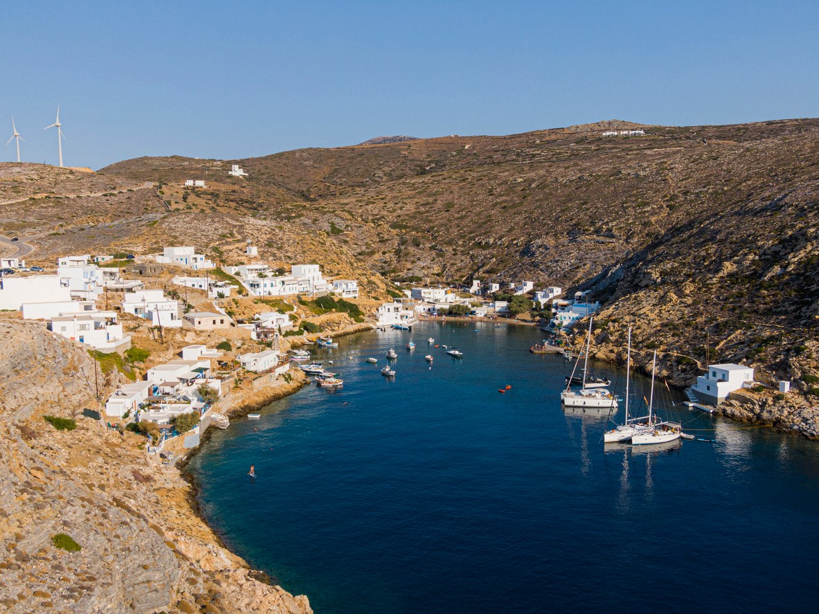 Pohľad z výšky na záliv a prístav Cheronissos, Sifnos.