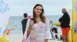 Paulina Krupińska w sukience z koronki na plaży