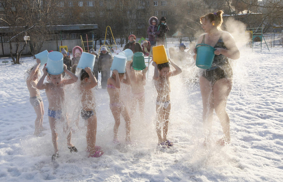 Przedszkolaki oblewają się wodą przy minus 23 st. C