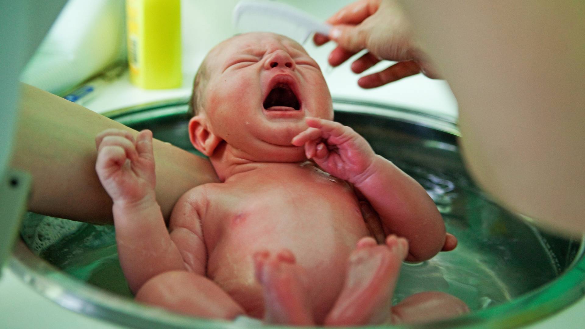 Izraz lica muškarca koji je posle devet minuta porođaja video glavu svoje bebe - neprocenjivo
