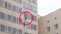 Dramatyczne nagranie. Chłopiec wypadł z okna na 9. piętrze