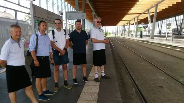 Protestujący mężczyźni przyszli do pracy w spódniczkach