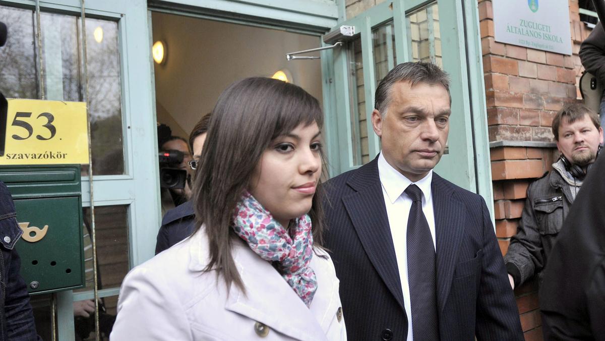 Viktor Orbán z córką Ráhel opuszczają lokal wyborczy w Budapeszcie. Wybory parlamentarne na Węgrzech, kwiecień 2010 r