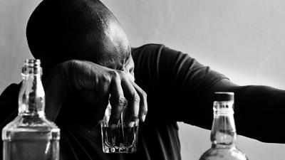 Alcohol affects the body in many ways [Freepik]