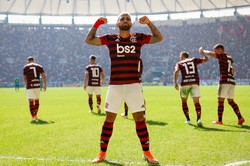 Reprezentant Brazylii schował się przed policją... pod stołem