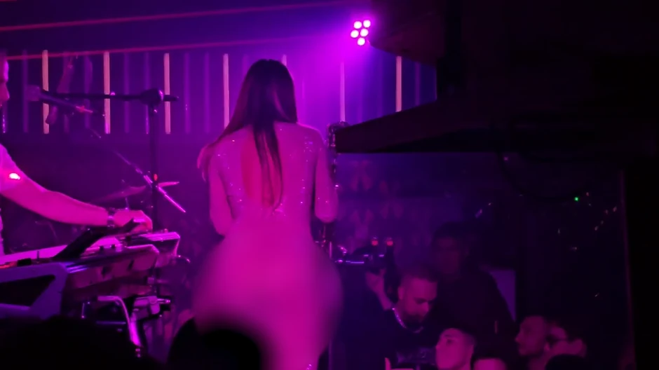 Sandra Afrika bez donjeg veša na nastupu.png