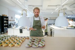 Wojciech Modest Amaro zaprasza na ucztę na farmie. Cena nieco szokuje [WIDEO]