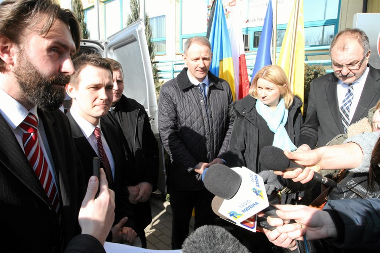 Marszalek Wojewodztwa Dolnoslaskiego Cezary Przybylski , Jacek Protasiewicz i Barbara Zdrojewska podczas konferencji prasowej w sprawie pomocy dla Ukrainy