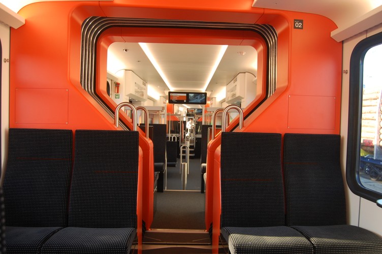 Wyprodukowany przez Stadlera skład ma 60 metrów długości. By zapewnić szybką wymianę  pasażerów przewidziano osiem par drzwi. Pasażerowie mają do dyspozycji 102 miejsca siedzące i 380 miejsc stojących. Skład zacznie kursować pod koniec tego roku. fot. Krzysztof Śmietana