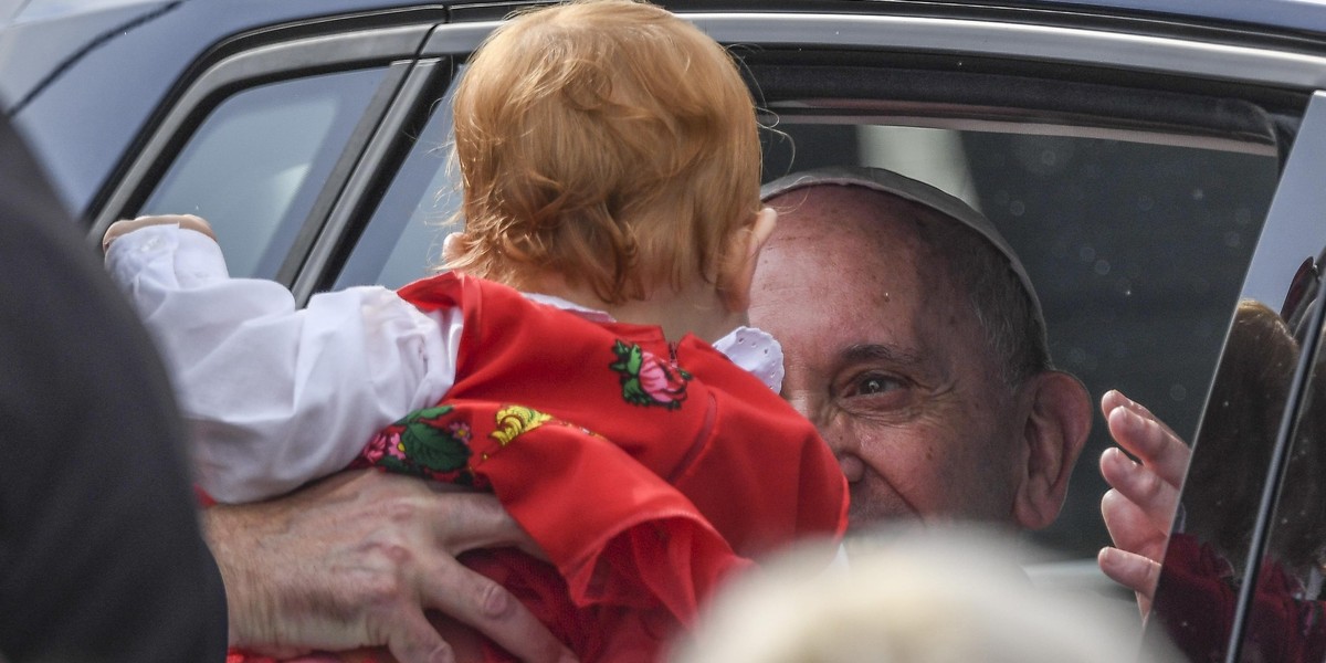 Papież bierze maleństwo na ręce