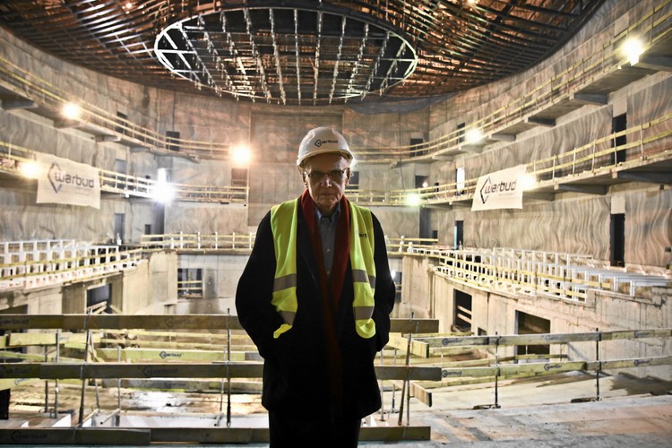 Wojciech Kilar podczas uroczystości zawieszenia wiechy na dachu budynku NOSPR w Katowicach (12.04.2013)