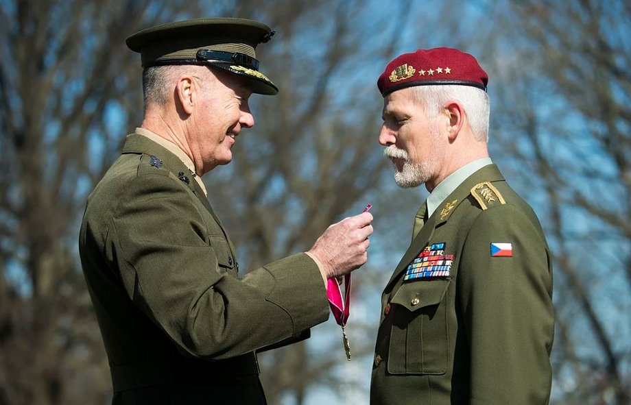 Gen. Petr Pavel (po prawej) odbiera medal od amerykańskiego generał Josepha Dunforda