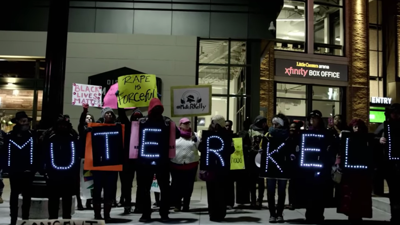 While protests against R Kelly spread in his Chicago hometown, some fans visited a newly-opened club to show him some support. - Business Insider