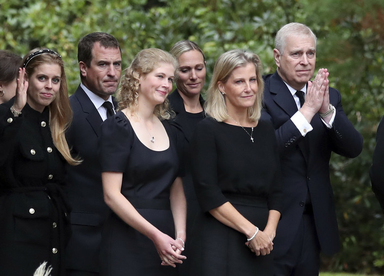 Od lewej: księżniczka Beatrycze, syn księżniczki Anny Peter Phillips, najmłodsza wnuczka królowej Lady Louise Windsor, córka księżniczki Anny Zara Tindall, żona księcia Edwarda Zofia hrabina Wessex i książę Andrzej