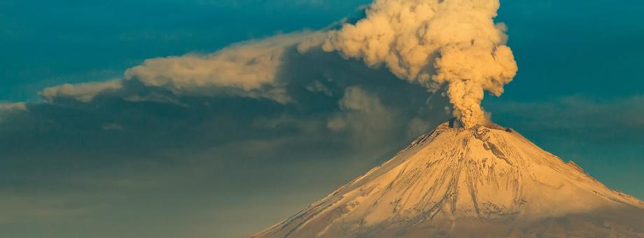 Popocatépetl. Czynny wulkan, zwany także El Popo, jest drugim co do wielkości w Meksyku. U podnóża wulkanu widać kościół usytuowany na piramidzie w Choluli, jeden z 365 obiektów sakralnych w tym mieście