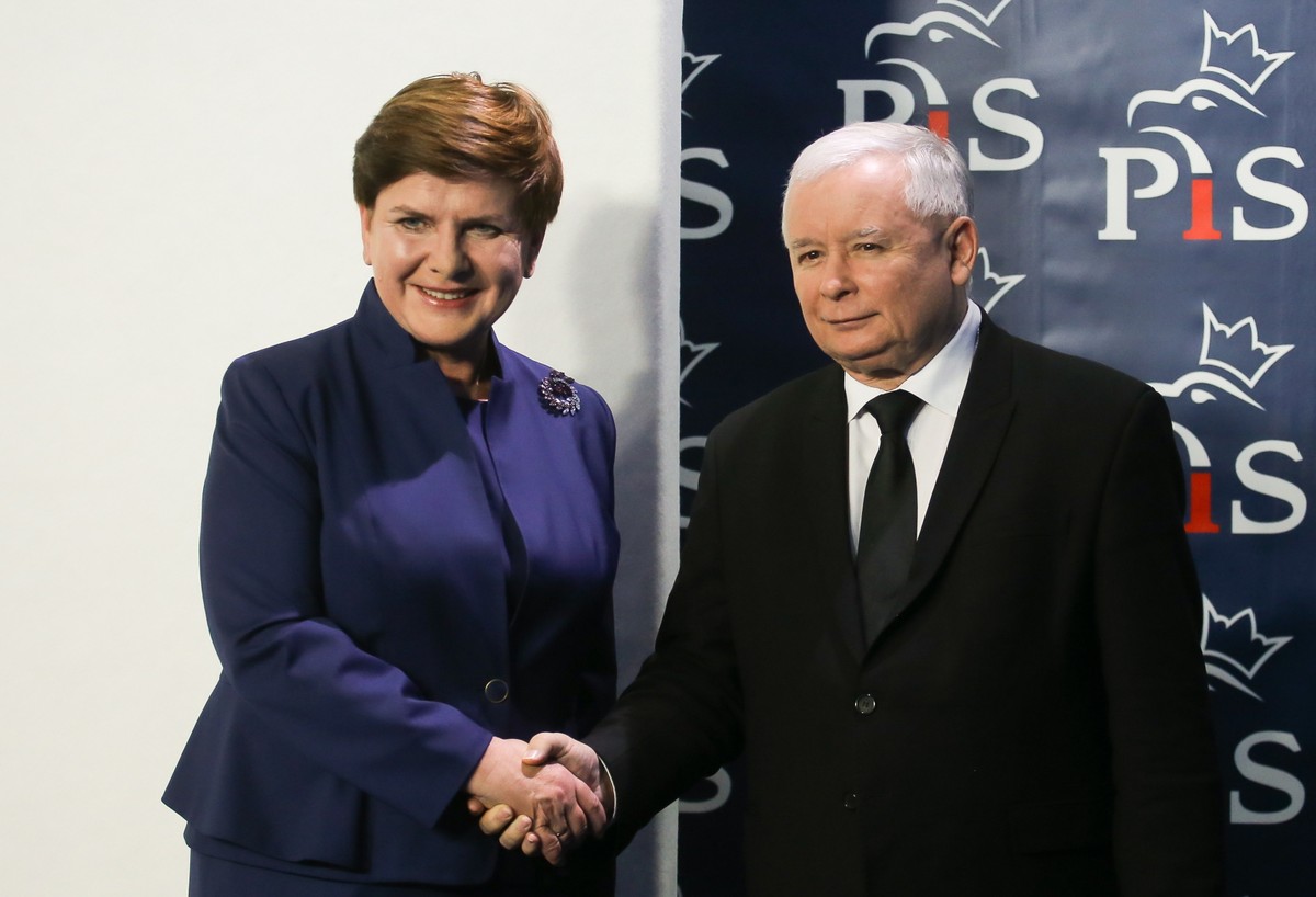Prezes PiS Jarosław Kaczyński i kandydatka na premiera Beata Szydło podczas konferencji prasowej po posiedzeniu komitetu politycznego Prawa i Sprawiedliwości