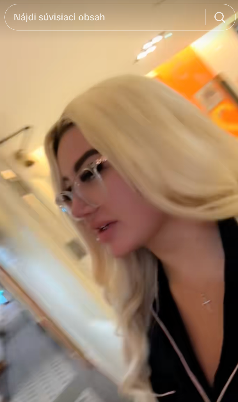 Saffron sa musela ísť prezliecť.