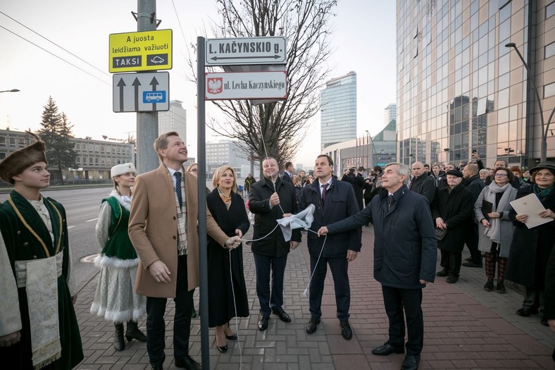 Tabliczki upamiętniające Lecha Kaczyńskiego w Wilnie