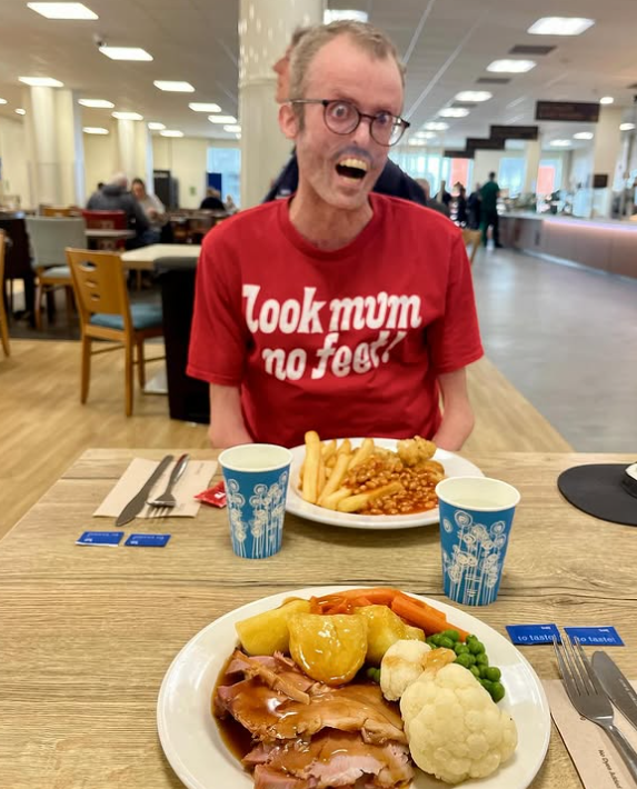 Tom je pre všetkých príkladom veľkého odhodlania.