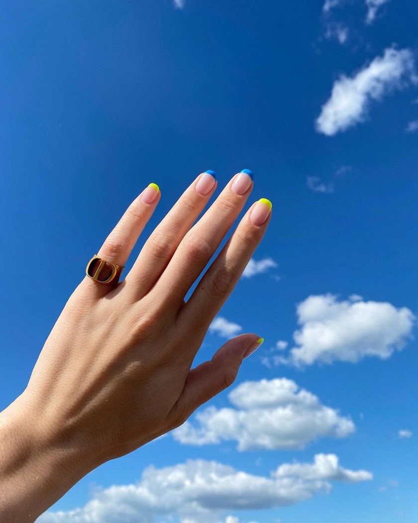 L’influenceuse allemande Sonia Lyson aime associer le jaune et le bleu.
